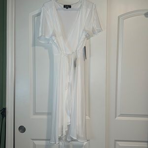 NWT Lulu’s white wrap dress